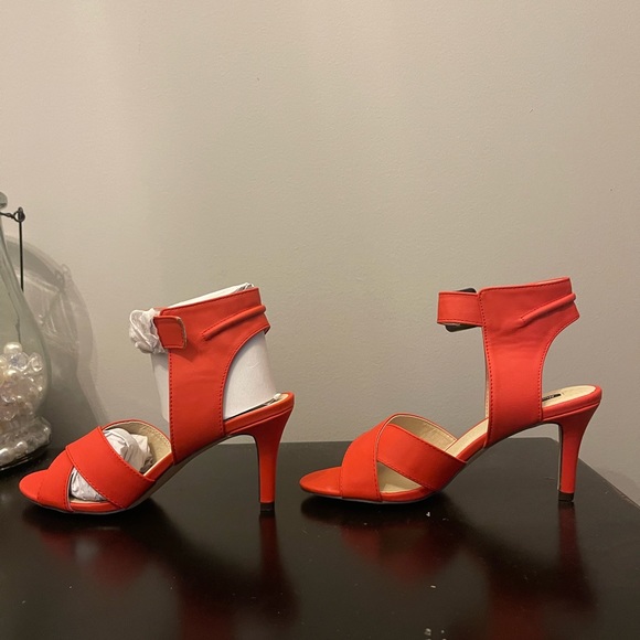 Red high heels. - Picture 5 of 8